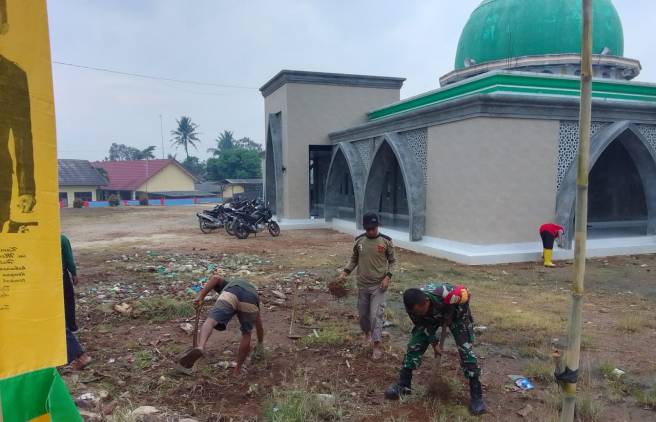 CuplikCom-Peduli-Tempat-Ibadah,-Babinsa-Kodim-0421LS-Ajak-Masyarakat-Kerja-Bakti-Bersihkan-Lingkungan-Masjid -09112023113859-IMG_20231109_113527.jpg